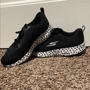 Skechers Black Sneakers with Patterned Sole